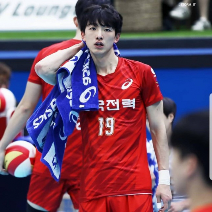 Nam thần bóng chuyền Hàn Quốc gây thương nhớ bởi vẻ đẹp thư sinh, cao 1m94