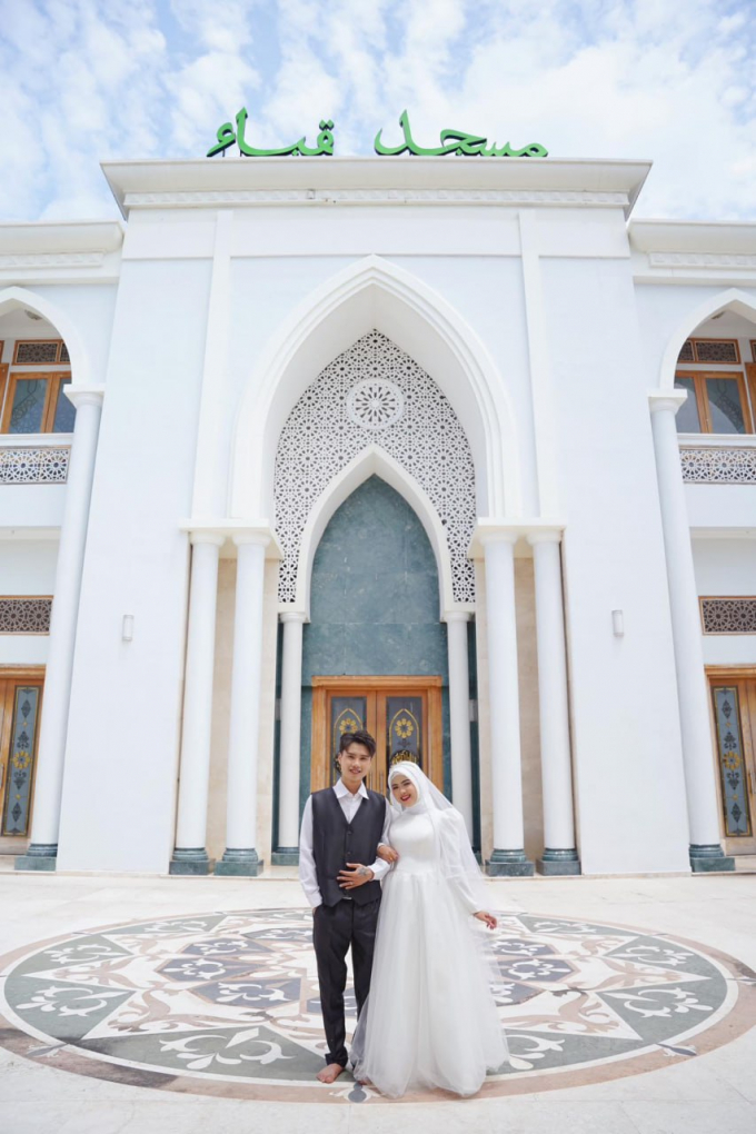 Đạt Villa tung ảnh cưới ngọt ngào như chuyện cổ tích, Vidha vẫn giữ vẻ đẹp truyền thống Indonesia