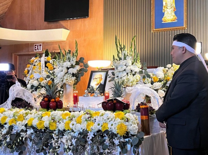 Tài Linh xuất hiện tiều tụy sau đám tang cố NSƯT Vũ Linh, đến viếng ba Diệp Lang tại Mỹ