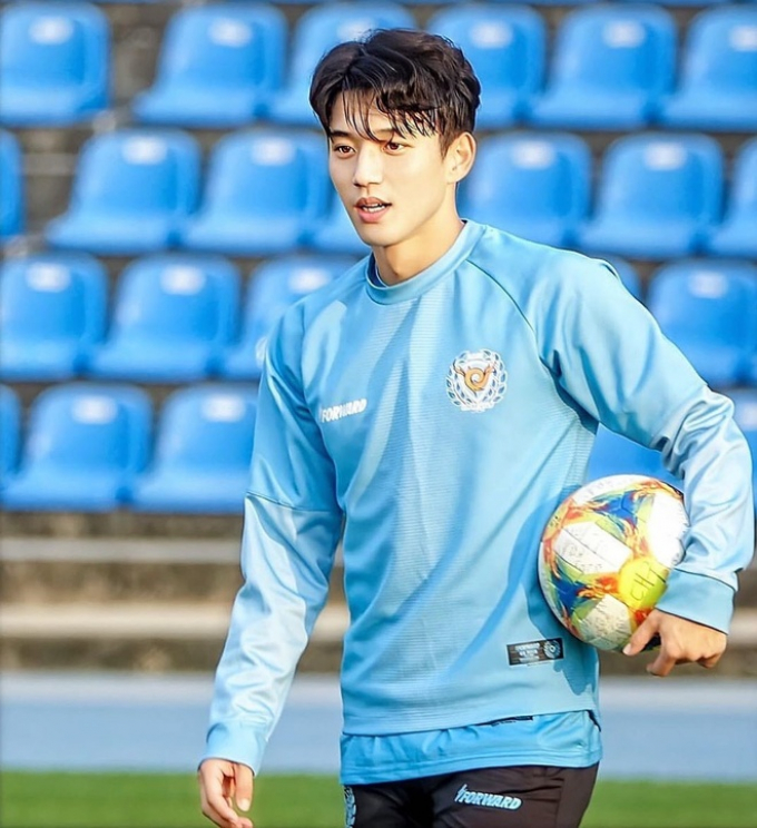 Tiền vệ Jeong Seung Won thu hút sự chú ý bởi gương mặt điển trai đốn tim fan nữ
