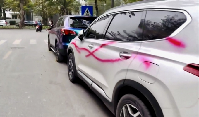 Hàng loạt ô tô đỗ trong khu đô thị cao cấp ở Hà Nội bị xịt sơn