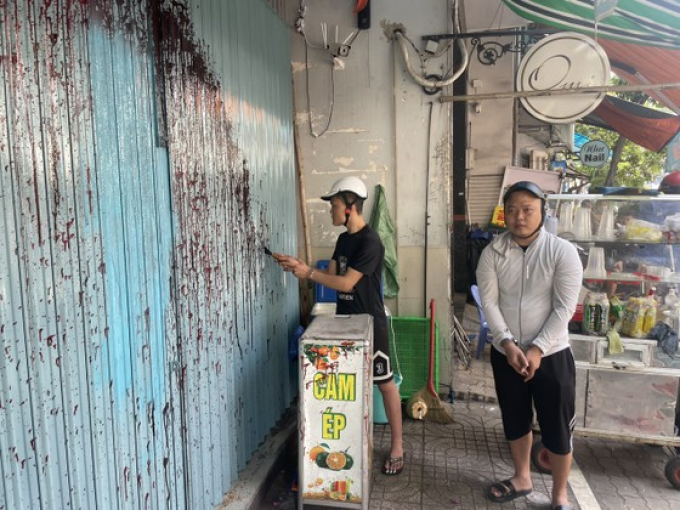 Bắt 2 thanh niên tạt sơn, khóa cửa nhà dân để đòi nợ