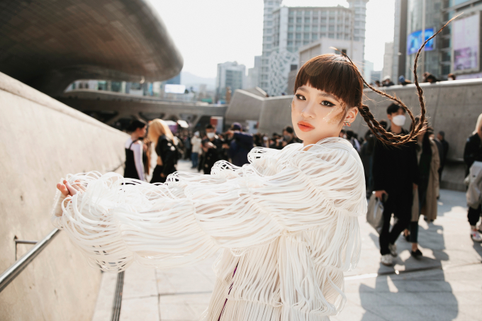 Bảo Hà lọt mắt xanh truyền thông quốc tế khi diện thiết kế của Công Trí tại Seoul Fashion Week 2023