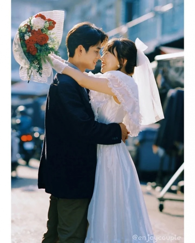 Diễn viên Hàn Quốc nổi tiếng gây sốt với bộ ảnh cưới đẹp như mơ chụp ở Việt Nam