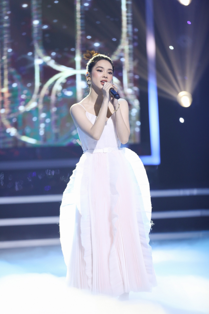 Quỳnh Lương lên tiếng khi bị nhận xét làm ca sĩ không hay bằng diễn xuất, tiết lộ lý do khóc trên sân khấu