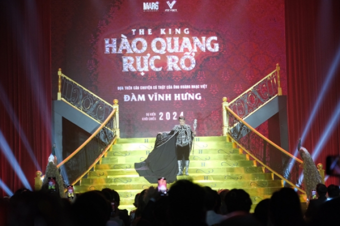 Đàm Vĩnh Hưng ngồi trên ngai vàng, chào đón 200 sao Việt dự thảm đỏ ra mắt dự án phim Hào quang rực rỡ