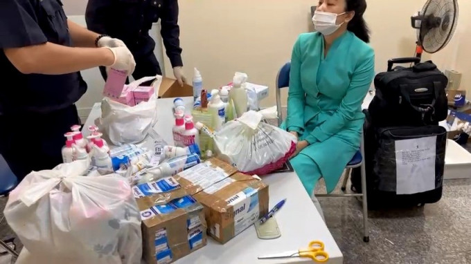 Khám xét nơi ở của 4 nữ tiếp viên mang 11,4kg ma túy Khám xét nơi ở của 4 nữ tiếp viên mang 11,4kg ma túy