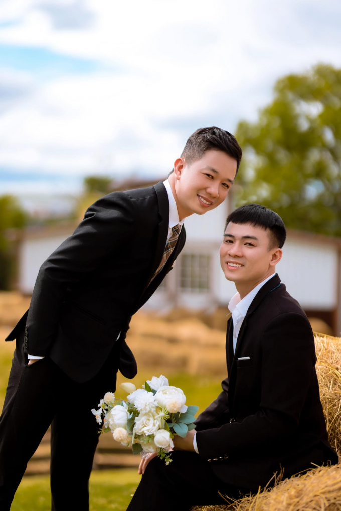 Cặp đôi LGBT tổ chức đám cưới ngọt ngào, hạnh phúc khi được bố mẹ đồng thuận