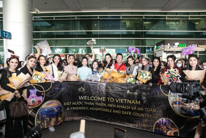 Fans sắc đẹp tranh cãi khi chủ tịch Miss Grand trở lại Việt Nam, bà trùm hoa hậu phải lên tiếng giảng hòa