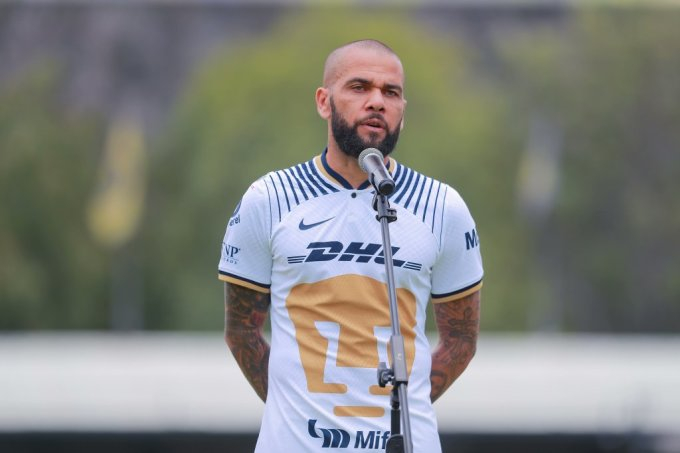 Nhu cầu sở hữu áo đấu của Dani Alves tăng vọt kể từ khi vào tù