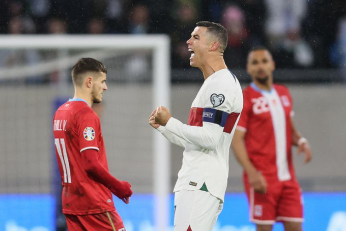 Ronaldo lập cú đúp vào lưới tí hon giúp Bồ Đào Nha đại thắng, Messi hít khói