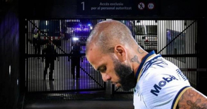 Nhu cầu sở hữu áo đấu của Dani Alves tăng vọt kể từ khi vào tù