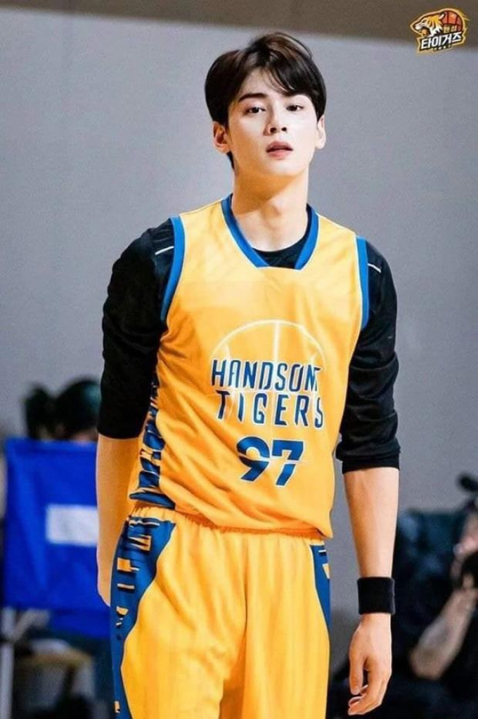 Mỹ nam bóng rổ Cha Eun Woo: Gây bất ngờ với thành tích học tập cực đỉnh cùng nhan sắc xuất chúng