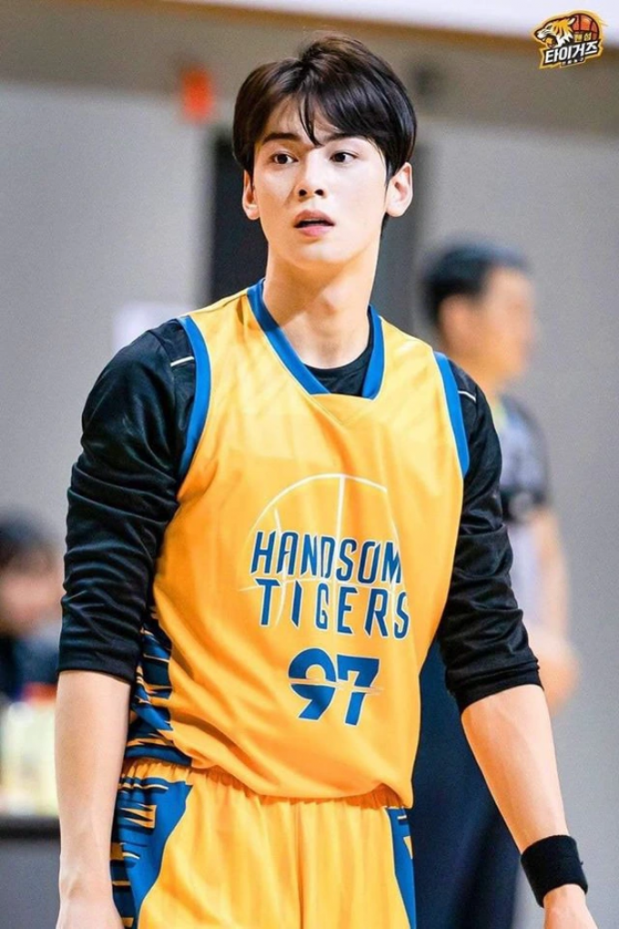 Mỹ nam bóng rổ Cha Eun Woo: Gây bất ngờ với thành tích học tập cực đỉnh cùng nhan sắc xuất chúng