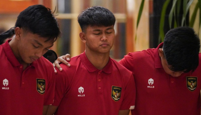 Cầu thủ U20 Indonesia khóc nghẹn khi nhận cú sốc đầu đời