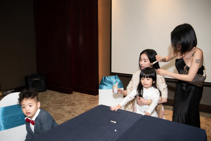 Bà trùm hoa hậu Phạm Kim Dung nuốt mic trên sân khấu, sau hậu trường vẫn nặng gánh chăm con