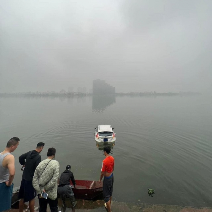Hà Nội: Đạp nhầm chân ga, người phụ nữ lao ô tô ra giữa hồ Tây