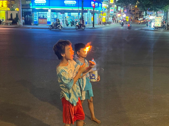 Lực lượng chức năng bất lực khi đuổi bắt nhóm trẻ em phun lửa tại phố đi bộ