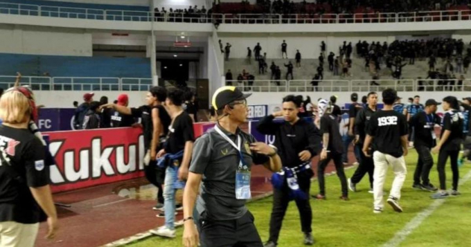 Bóng đá Indonesia lại xảy ra bạo loạn sau khi bị tước quyền đăng cai World Cup U20