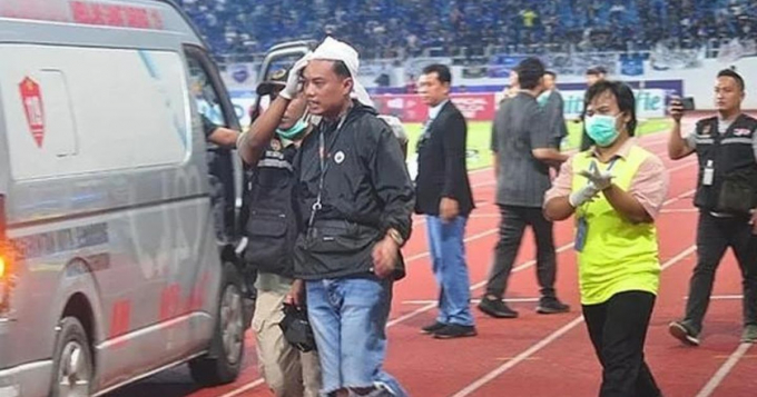 Bóng đá Indonesia lại xảy ra bạo loạn sau khi bị tước quyền đăng cai World Cup U20