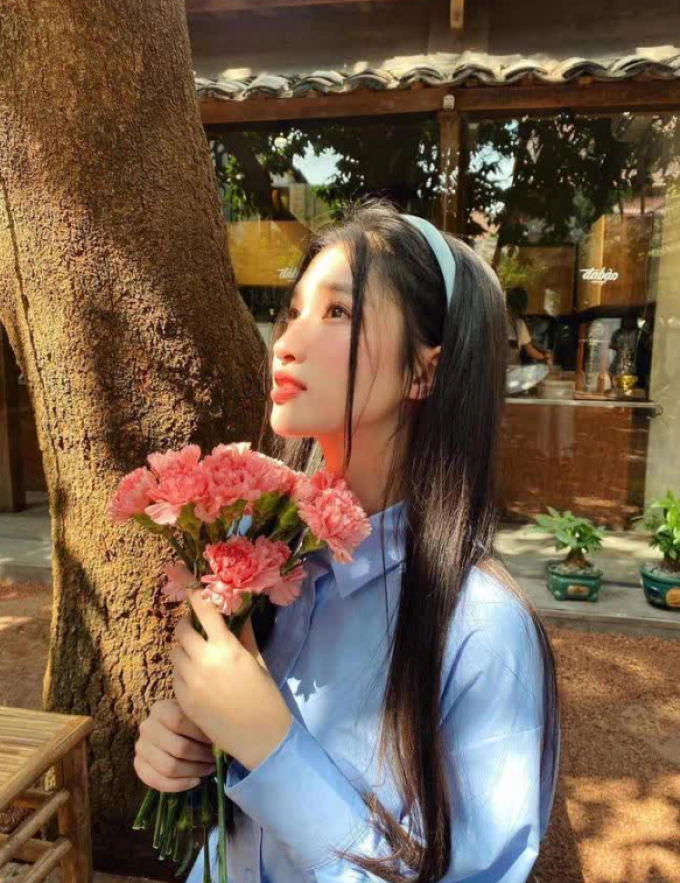 Loạt ảnh Phương Nhi ôm hoa bắt trend Lưu Diệc Phi lọt mắt xanh truyền thông Hoa ngữ