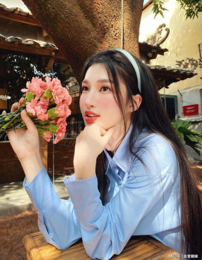 Loạt ảnh Phương Nhi ôm hoa bắt trend Lưu Diệc Phi lọt mắt xanh truyền thông Hoa ngữ