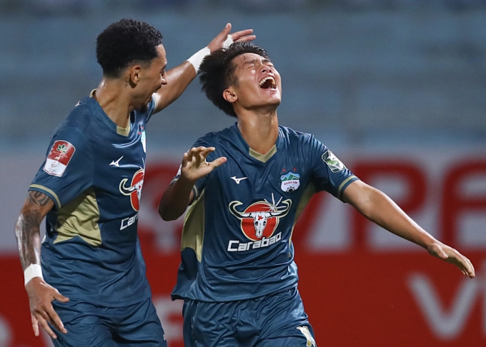 Tiền đạo Hoàng Anh Gia Lai được thưởng nóng khi ghi bàn đầu tiên ở V-League