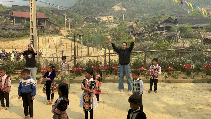 Thùy Tiên tái ngộ team Quang Linh xây trường học tại Nghệ An, netizen xuýt xoa: Cô Tiên đời thường