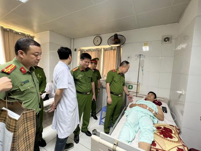 Can 2 phụ nữ đánh nhau, chiến sĩ công an bị đâm nhiều nhát Can 2 phụ nữ đánh nhau, chiến sĩ công an bị đâm nhiều nhát