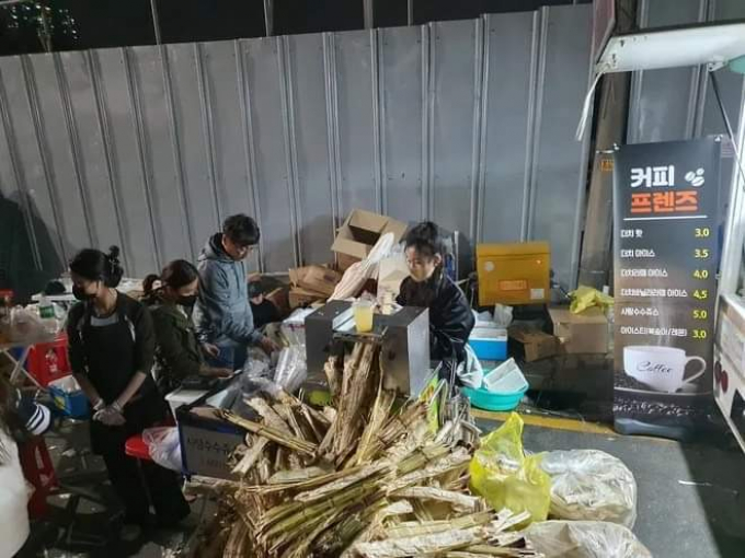 Cô gái bán mía gây sốt ở Hàn Quốc là bà chủ công ty, rảnh bán mía chơi ai ngờ 3 ngày kiếm 260 triệu