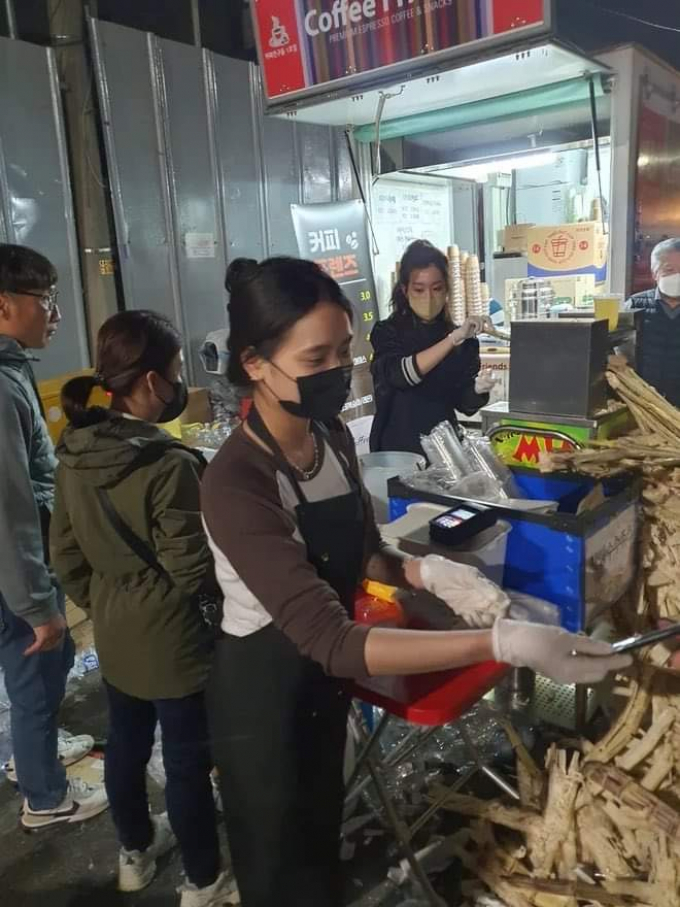 Cô gái bán mía gây sốt ở Hàn Quốc là bà chủ công ty, rảnh bán mía chơi ai ngờ 3 ngày kiếm 260 triệu