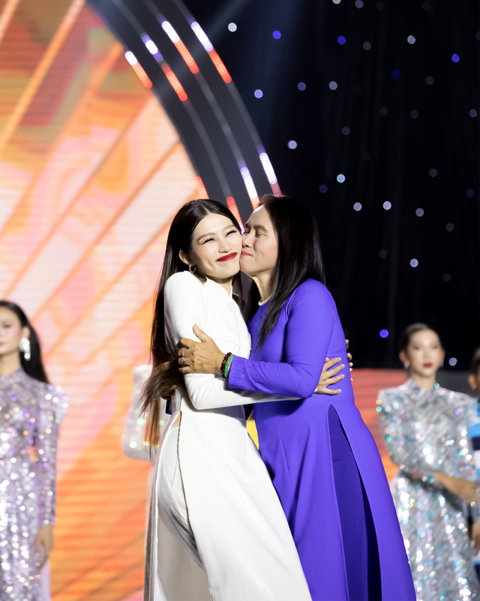 Tiết mục xúc động nhất MIQVN 2023: Quỳnh Châu mời người nhà thí sinh lên sân khấu khiến khán giả rưng rưng nước mắt