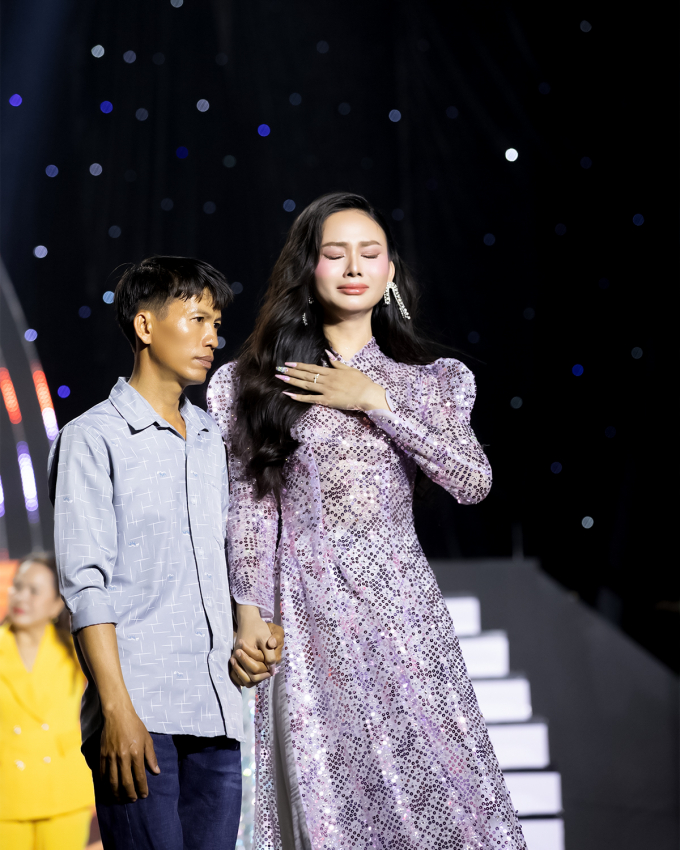 Tiết mục xúc động nhất MIQVN 2023: Quỳnh Châu mời người nhà thí sinh lên sân khấu khiến khán giả rưng rưng nước mắt