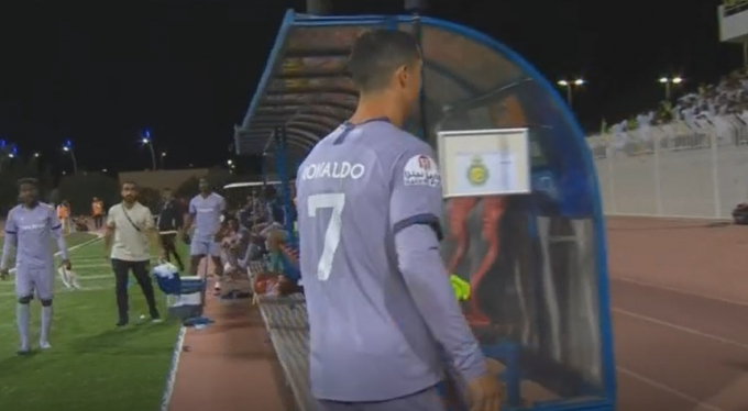 Ronaldo cãi nhau với đối thủ và đi thẳng vào đường hầm mà không bắt tay HLV