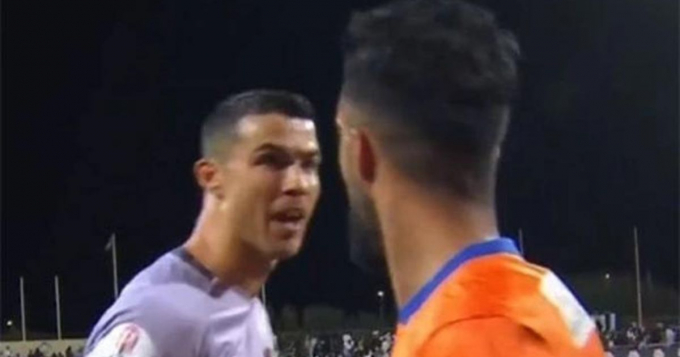 Ronaldo cãi nhau với đối thủ và đi thẳng vào đường hầm mà không bắt tay HLV
