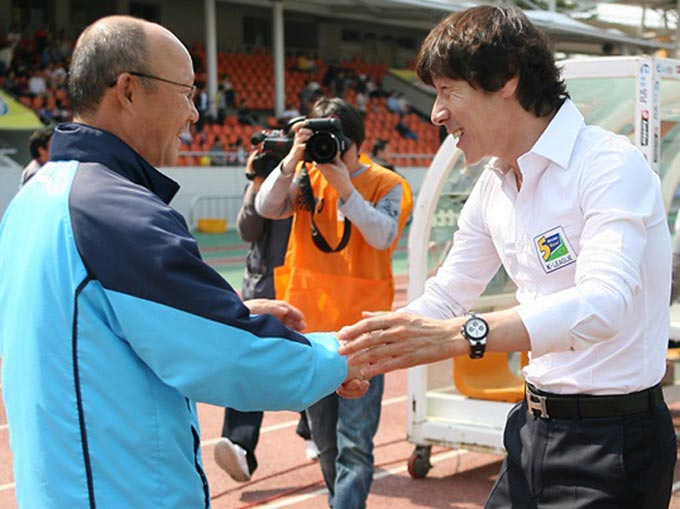 Đối thủ ĐT Việt Nam mời HLV Park Hang Seo với mức lương khủng