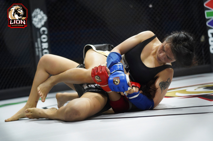 Hai hot girl MMA Việt Nam đại chiến, khán giả xem mà đau lòng Hai hot girl MMA Việt Nam đại chiến, khán giả xem mà đau lòng