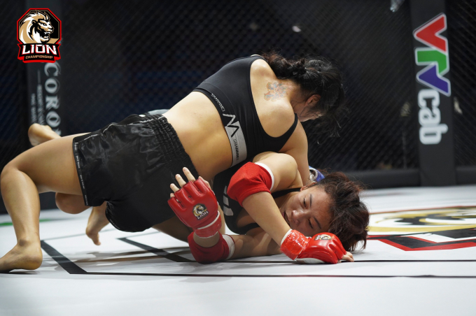 Hai hot girl MMA Việt Nam đại chiến, khán giả xem mà đau lòng Hai hot girl MMA Việt Nam đại chiến, khán giả xem mà đau lòng