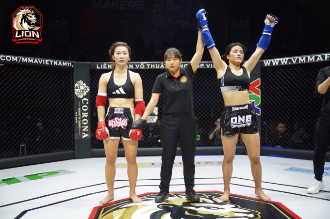Hai hot girl MMA Việt Nam đại chiến, khán giả xem mà đau lòng Hai hot girl MMA Việt Nam đại chiến, khán giả xem mà đau lòng