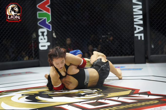 Hai hot girl MMA Việt Nam đại chiến, khán giả xem mà đau lòng Hai hot girl MMA Việt Nam đại chiến, khán giả xem mà đau lòng