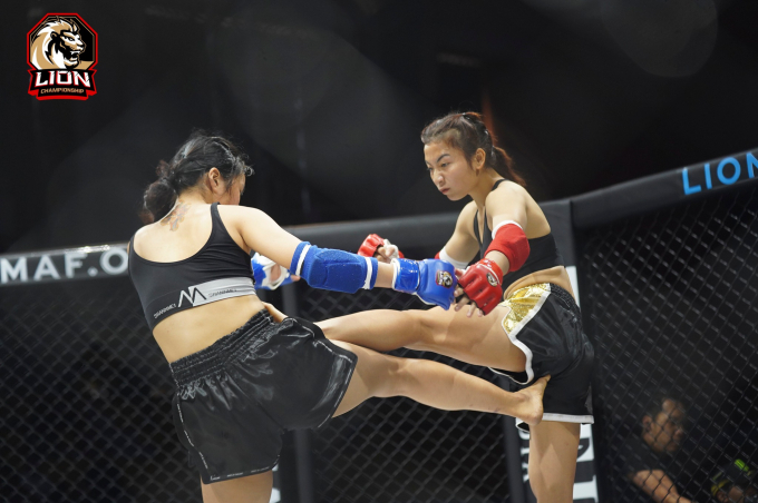 Hai hot girl MMA Việt Nam đại chiến, khán giả xem mà đau lòng Hai hot girl MMA Việt Nam đại chiến, khán giả xem mà đau lòng