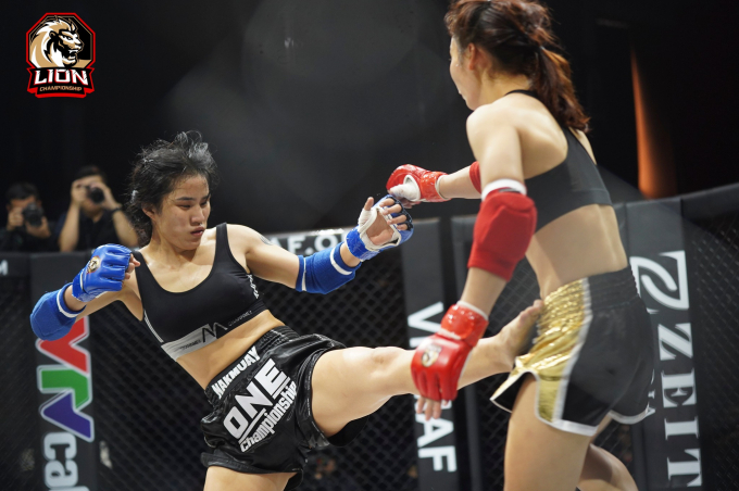 Hai hot girl MMA Việt Nam đại chiến, khán giả xem mà đau lòng Hai hot girl MMA Việt Nam đại chiến, khán giả xem mà đau lòng