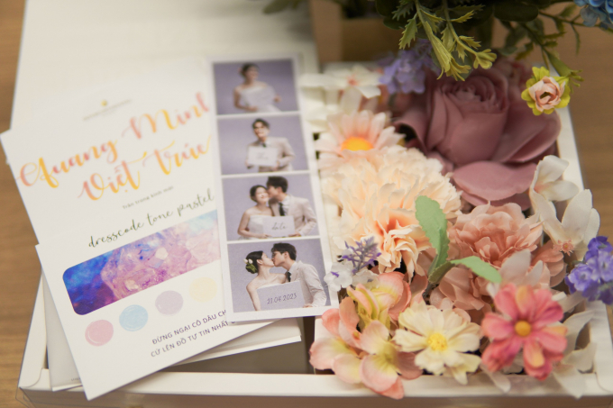 “Đập hộp” thiệp cưới ngập tràn hoa từ Tizi - Đích Lép, hé lộ vườn cổ tích ngọt ngào tại hôn lễ