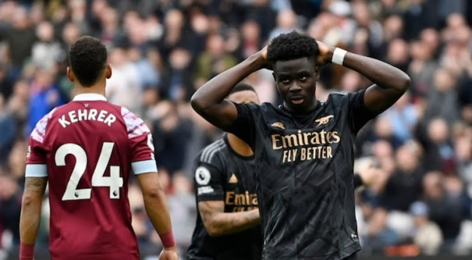 Dẫn trước 2 bàn cùng 1 quả penalty, Arsenal vẫn nhận trái đắng