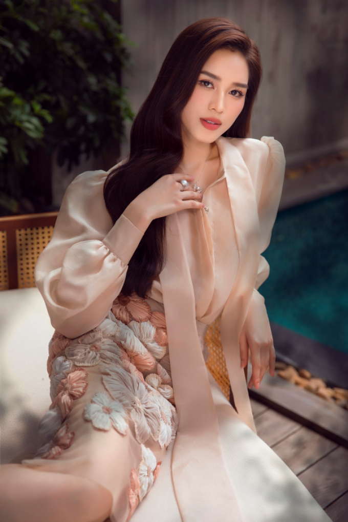 Hoa hậu Đỗ Thị Hà hoá nữ thần mùa hè, khoe đôi chân dài 1m11 trong bộ sưu tập thời trang mới