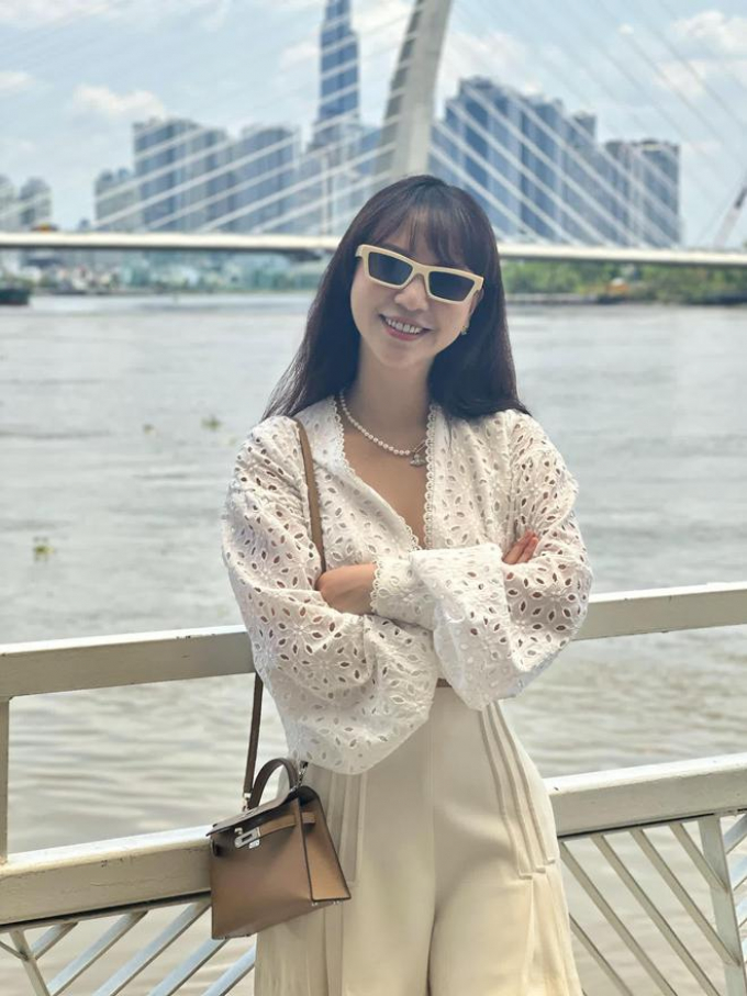 “Đột nhập” penthouse của nữ CEO dùng hũ kem 42 triệu: Trồng mận sai trĩu quả ở ban công view nhìn ra Landmark 81, đèn chùm nước hoa có 1-0-2