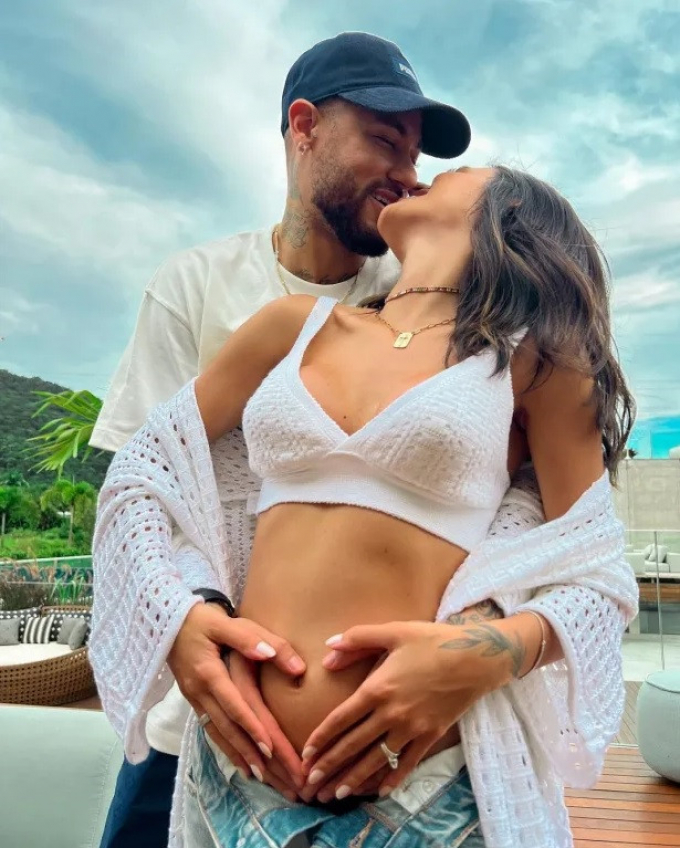 Neymar hạnh phúc khoe cho cả thế giới biết bạn gái đang mang bầu