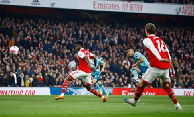 Arsenal tự bắn vào chân mình, dâng chức vô địch cho Man City