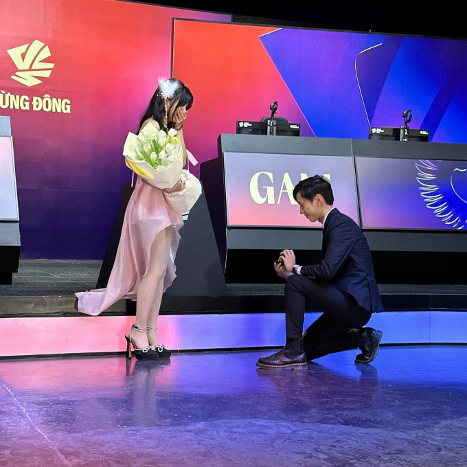 Khán giả vỡ oà hạnh phúc chứng kiến BLV Văn Tùng cầu hôn Mai Dora ngay trên sân khấu
