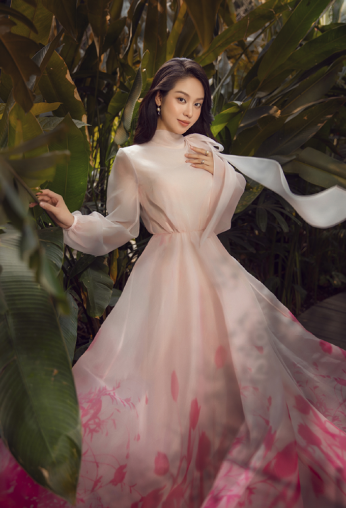 Hoa hậu Thanh Thủy vừa trong trẻo vừa gợi cảm với bộ sưu tập mới của NTK Lê Thanh Hòa